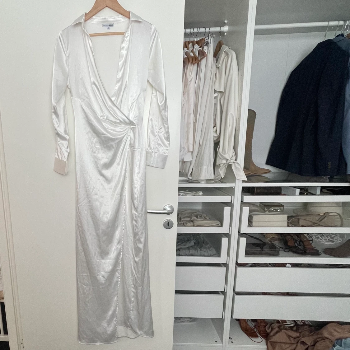 Vit sidenklänning klänning slits satin siden XS långärmad