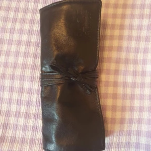 Fodral för sminkborstar💄 - Svart fodral för sminkborstar från Face Stockholm. Använd ett fåtal gånger. Frakten ingår i priset.