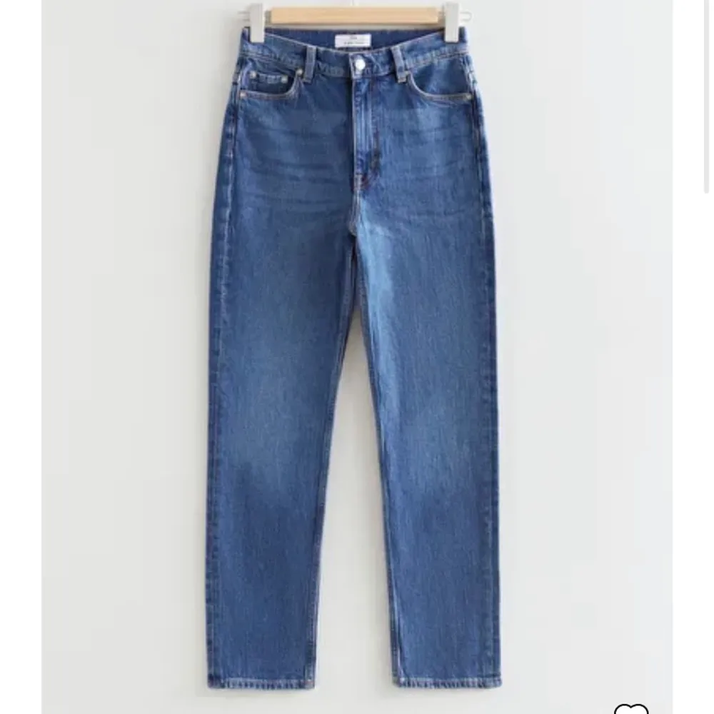 Säljer helt nya jeans från &other stories i eu 28 i vanliga fall har jag storlek 36/38 på jeans och de sitter bra och går lite länge än  till ankeln på mig som är 166cm! Nypris 800kr ⭐️300kr + frakt ⭐️. Jeans & Byxor.