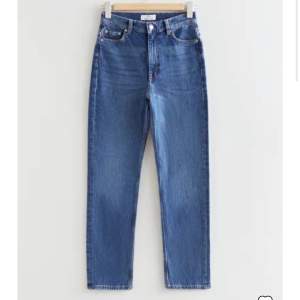 Säljer helt nya jeans från &other stories i eu 28 i vanliga fall har jag storlek 36/38 på jeans och de sitter bra och går lite länge än  till ankeln på mig som är 166cm! Nypris 800kr ⭐️300kr + frakt ⭐️