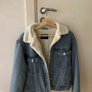 Jacka - Säljer denna fina jacka jag köpte för två år sedan på Bik Bok. Jag säljer den för det inte riktigt är min stil. Jag köpte den för 500kr Köparen står för frakten💓