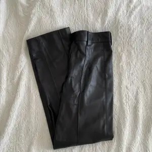 Ett par svarta högmidjade skinnbyxor från Zara. (Köparen står för frakten)
