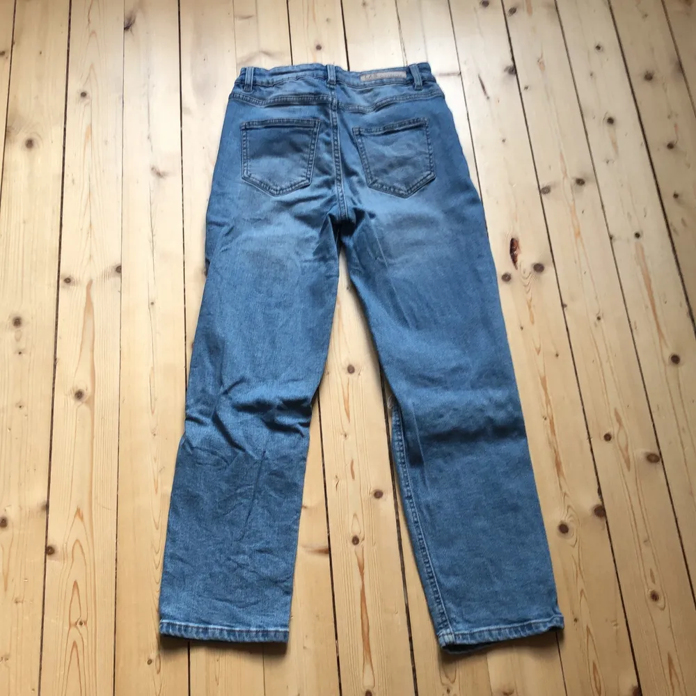 Säljer dessa jeans p.g.a att jag vuxit ur de. Färgen är mellanblå. Modellen har lite kortare benlängd och med trasiga knän. Nypris 299 säljes för 75+frakt!. Jeans & Byxor.