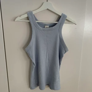 TANKTOP - Ribbad tanktop i nyskick! Frakt ingår i priset. 
