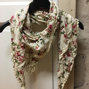 Blommig sjal - Härlig blommig sjal med lite volang- och spetsdetaljer. Från det danska märket Pold Design.