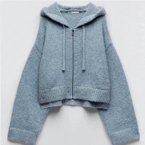 Zara kofta - Säljer denna zara kofta i storlek xs/s. Skulle säga att den passar upp till M. Koftan har luva och nypris var 399kr. Använd två gånger så i toppenskick. direkt köp 300kr