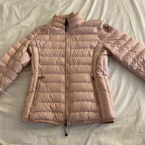 Parajumper - Ljusrosa pjs vår/höst jacka. Den är i jättefint skick. Endast använd ett fåtal gånger. Strl xs