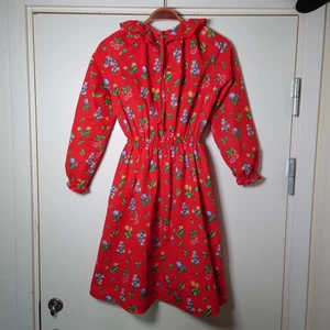 Vintageklänning - Klarröd vintageklänning, köpt på second hand i Berlin. Rejäl resår i midjan, volangdetaljer och snören att knyta vid halsen. Det finns inga lappar i den men storleken är som en M🌿