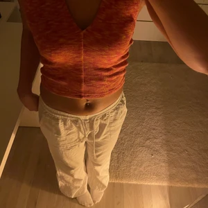 Orange rött linne med knyte i nacken  - Säljer denna jätte söta topp från Gina💕