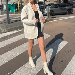 Oversized blazer - Oversized blazer i beige färg. Använd 2 gånger endast därav som ny💖 Bra och tjockt material som inte skrynklar sig. Storlek Är L pågrund av att få en oversized effekt  Blazern kommer från stradivarius
