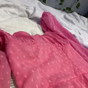 Klänning - Fin klänning från H&M med puffer armar och en fin volang. Ord pris : 400 säljs för 150 då den är för liten för mig. 💓 Köparen står för frakt och klänningen tvättas såklart innan sändning. Fint skick och inga tecken på användning!