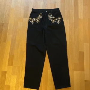Svarta jeans - Säljer ett par snygga jeans! Skriv för specifika mått, det står ej någon storlek på jeansen tyvärr! Har en lagning vid skrevet som syns på bild 2 och 3, men det är Inget som är märkbart utan klart ljus. 