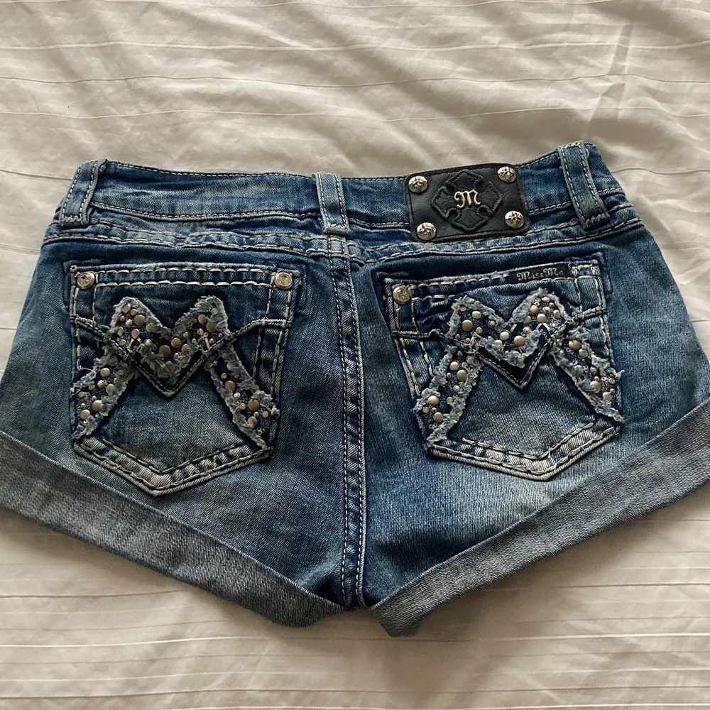 Supersnygga MissMe shorts i jättabra skick💕  *Kolla andra annonsen för fler bilder*💕 ⚡️Högsta bud: 270⚡️. Jeans & Byxor.