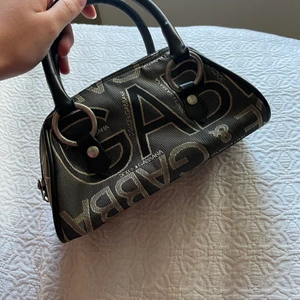 Vintage Dolce & Gabbana väska - En vintage dolce & Gabbana väska. Jag själv har aldrig använt den då den är vintage och inte min stil🌟