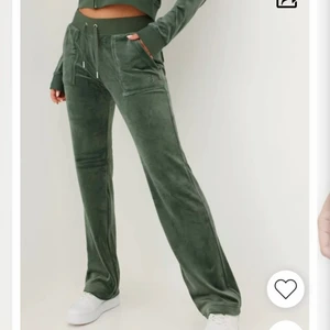Juicy couture  - Säljer mina juicy i färgen dark moss. Metallerna på snörena är borta 