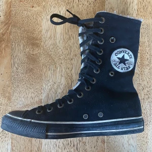 Converse kängor  - Assnygga converse kängor som jag sälger då det blivit för små!  De är av tyg och är lite lurviga innuti så de är perfekt nu till hösten! (hittar inga defekter) Jag kan antingen mötas upp i Stockholm eller Trosa kommun, eller posta (köpare står för frakt)!