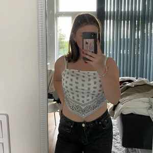 Scarf topp - ”Scarf” topp från newyorker, knappt använd! Man knyter själv.