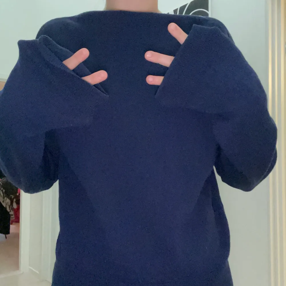 Stickad marinblå tröja från Dagmar💕storleken är som en S. 100% merino ull så bra kvalite. Köpt för 1800kr.. Stickat.