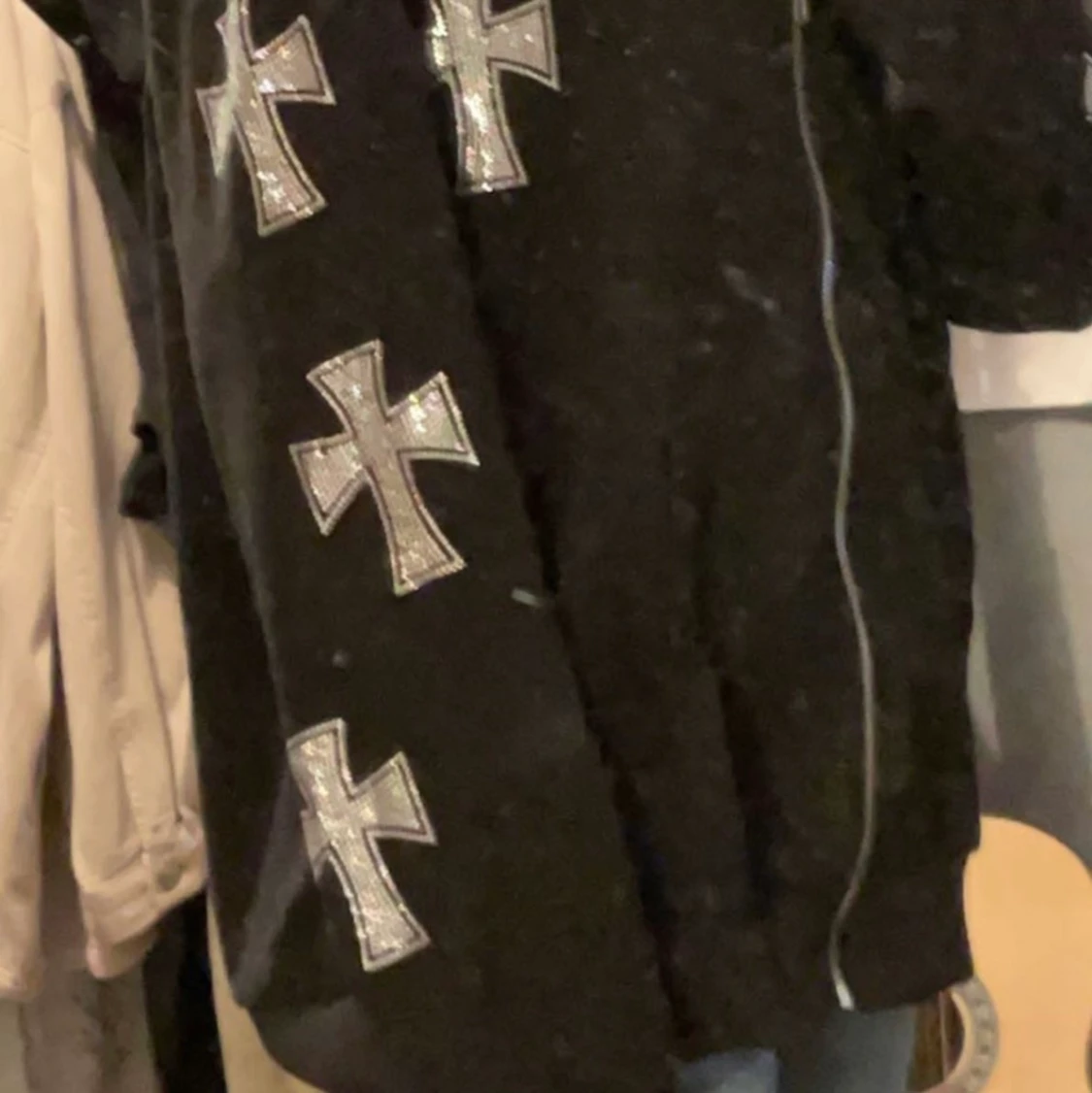 Fin zipup hoodie med kors