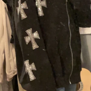 Fin zipup hoodie med kors - Zipup hofor med kors