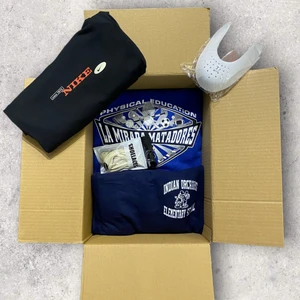 Vintage Mystery Box - Skriv i meddelandet vilken size du har! Denna box innehåller Garanterat  2 sweatshirts 2 accessoarer   Boxen kan även inehålla andra varor som jeans och t shirts! Bilderna är endast EXEMPEL bilder🙏