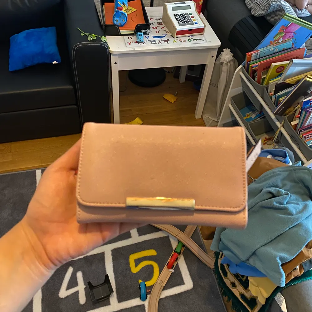 rosa plånbok med många fickor, super användbar. har en liten bläck fläck som knappt syns :).. Accessoarer.