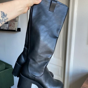 Svarta stövlar - Svarta stövlar i storlek 38 🥰 Från monki, köpta på plick för ca 1år sedan, men har aldrig fått användning av dessa då storleken är lite för liten och därav anledningen till att jag säljer 🌿