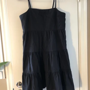 Klänning  - Härligt klänning från Cotton on. Storlek M. Endast använd ett total gånger. 