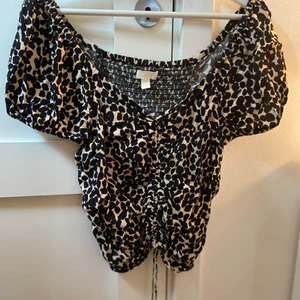 mönstrad blus - i gott skick utan defekter 