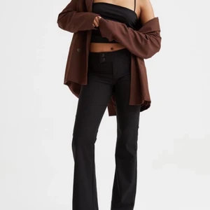 Lågmidjade kostymbyxor  - Säljer dessa fina kostymbyxor från HM då dom är förstora. Har endast använt dom få tal gånger och dom är i mycket fint skick. Vid funderingar eller fler foton är det bara att kontakta. OBS! Tryck ej på ”Köp direkt” 