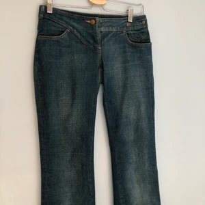 Jeans - Lågmidjade flared jeans utan fickor! Jätte fin färg passar mig bra i längden som är 165-168!