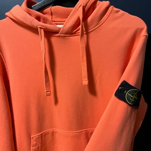 Stone island hoodie.  - Tja! Säljer hoodien jag använt Max 4 gånger då den bara hänger i garderoben. Köpt på johnells för 2500kr (kvitto finns)  Qr code finns i