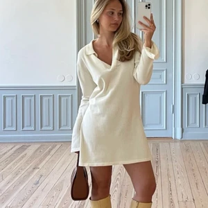 Djerf Avenue Klänning - Klicka inte på köp direkt! Getaway dress från Djerf Avenue i storlek S. Orginalpris 1499, säljer pga använder inte tillräckligt. Bara användt ett fåtal gånger, har inte bilder, därav lånad bild!! 