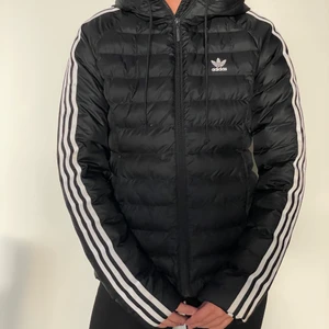Adidas Originals slim jacket stl S - Adidas dunjacka med luva, ny knappt använd nypris 1099kr