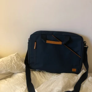 Datorväska, stor - Stor och rymlig datorväska med många fack och fodral! Hade den som skolväska