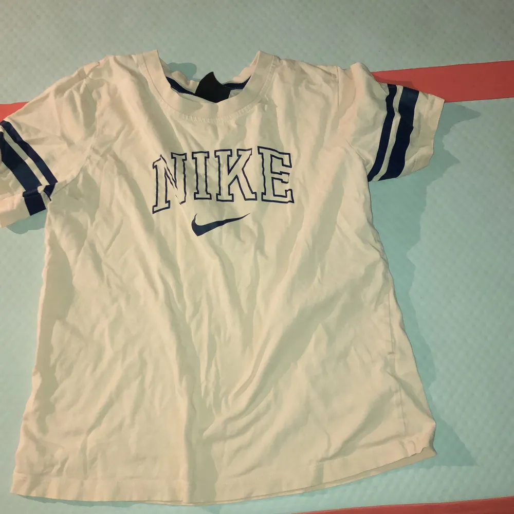 Jag säljer denna Nike t-shirt i storlek S för ca 30kr plus frakt 29kr med postnord. ✨ . T-shirts.