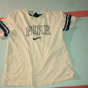 Jag säljer denna Nike t-shirt i storlek S för ca 30kr plus frakt 29kr med postnord. ✨ 
