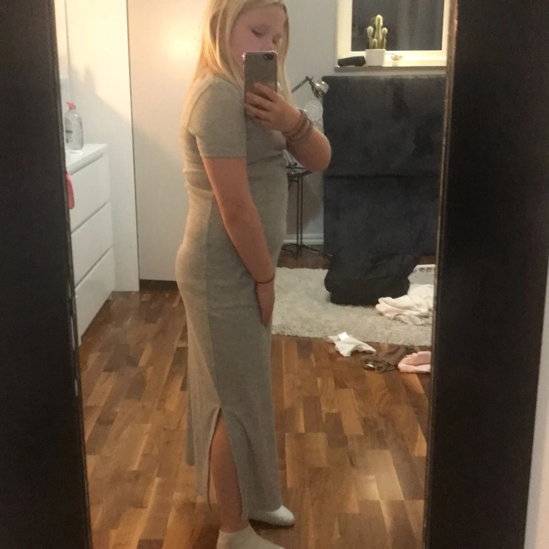 Ribbad grå långklänning med slits - 90