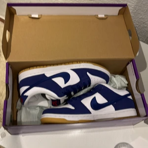 Nike sb dunk los angeles dodgers  - Köpta på junkyard kvitto finns. Ej använda  Pris går att diskuteras. Kan tänka mig att byta mot något 
