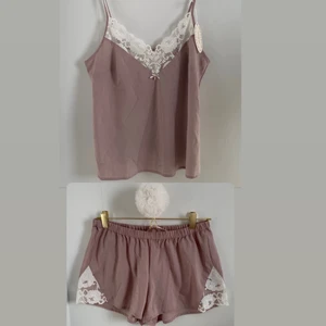 Pyjamas - (Inga bilder på. Skriv till mig innan ni köper!)  Mörk smutsrosa pyjamas set med spets från Kappahl i storlek S🪩Aldrig använt, prislapp kvar. Man kan reglera banden på linnet💞 Orginalpris 350kr, säljer för 200kr! 