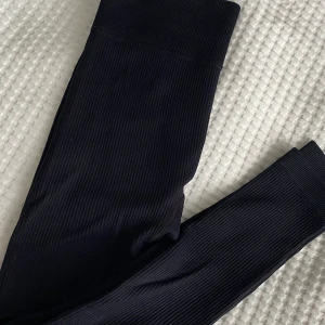 Relode tights  - Svarta träningsbyxor från Relode. R:et på baksidan har försvunnet, annars är de som nya! 