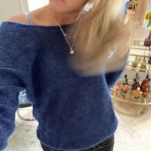 Så najs stickad tröja! - Perfekt stickad tröja som passar så bra nu till hösten!😍😍Materialen är : 45% polyamide, 41% mohair, 14% ull!. Älskar färgen och den är i mycket bra skick! Köpt för runt 3000 kr, går ej att få tag i längre💙 Storlek L, men passar S/M! Sitter lite owersized!