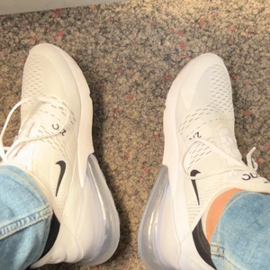 Nike Air Max 270 - Säljer mina skor för ett billigt pris då jag inte vill ha dom längre, dom är köpta från Zalando för 2300kr har använt dom drygt 3 gånger köptes i September detta året