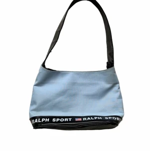 Ralph sport - Gullig baby blå axelväska🐬🐬 Lite missfärgad (bild 2) 