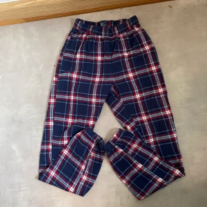Pyjamasbyxor  - Rutiga pyjamasbyxor i stolen Xs. Lite små i storleken dock. 