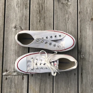 Converse  - Säljer dessa låga vita converse då dom inte passar. Stl 40. Finns snöre till den andra oxå. 100kr+frakt 