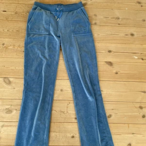 Juicy Couture  - Juicy byxor i färgen ljusblå! Nästan nyskick och köpta på NK för 1000kr i våras💗 Storlek S!!