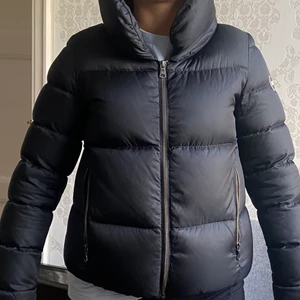 Colmar jacka  - Säljer denna Colmar jacka, köpt förra året! Storlek S, svart Skicka privat om det önskas flera bilder!  Köparen står för frakten