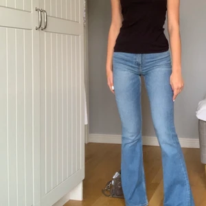 Lee jeans - I fint skick. Använda ett fåtal gånger. Jag är 175 som referens. Innerbenslängd 82cm. ❤️köparen står för frakten 