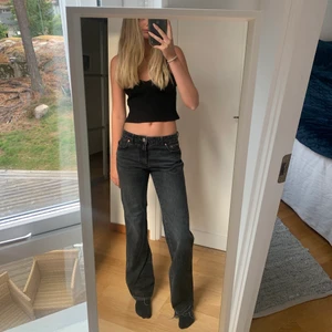 Zara jeans  - Så snygga grå/svarta jeans från zara med slitningar längst ner. Midrise och perfekt längd för mig som är 179cm😍 säljer då jag har ett par liknade. 